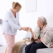 Betreuung von Senioren Demenzbetreuung Tee reichen