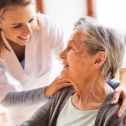 Senioren im Alltag 24-Stunden-Pflege in Arm nehmen