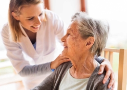 Senioren im Alltag 24-Stunden-Pflege in Arm nehmen