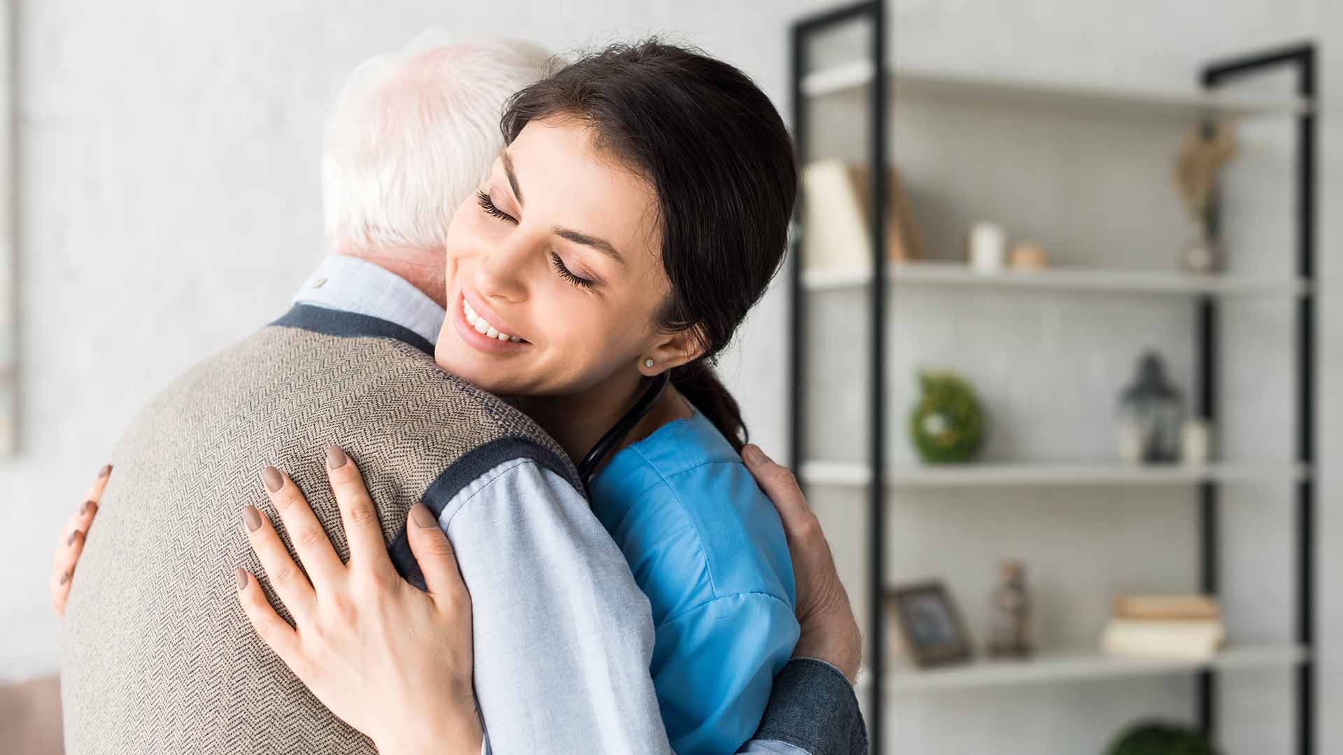 senioba-senioren-haushalt-familie-pflegevermittlung-pflegekraft-5 Betreuung von Senioren Demenzbetreuung Hilfe im Alltag Umarmen